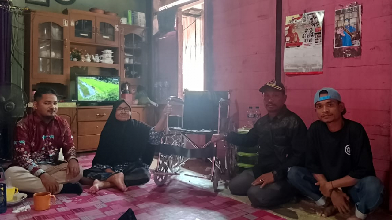 Bantuan Alat Kesehatan Disalurkan kepada Masyarakat Desa Sembuluh Satu