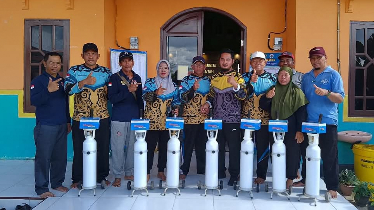 KEPALA DESA SEMBULUH I SERAHKAN BANTUAN PERALATAN KESEHATAN