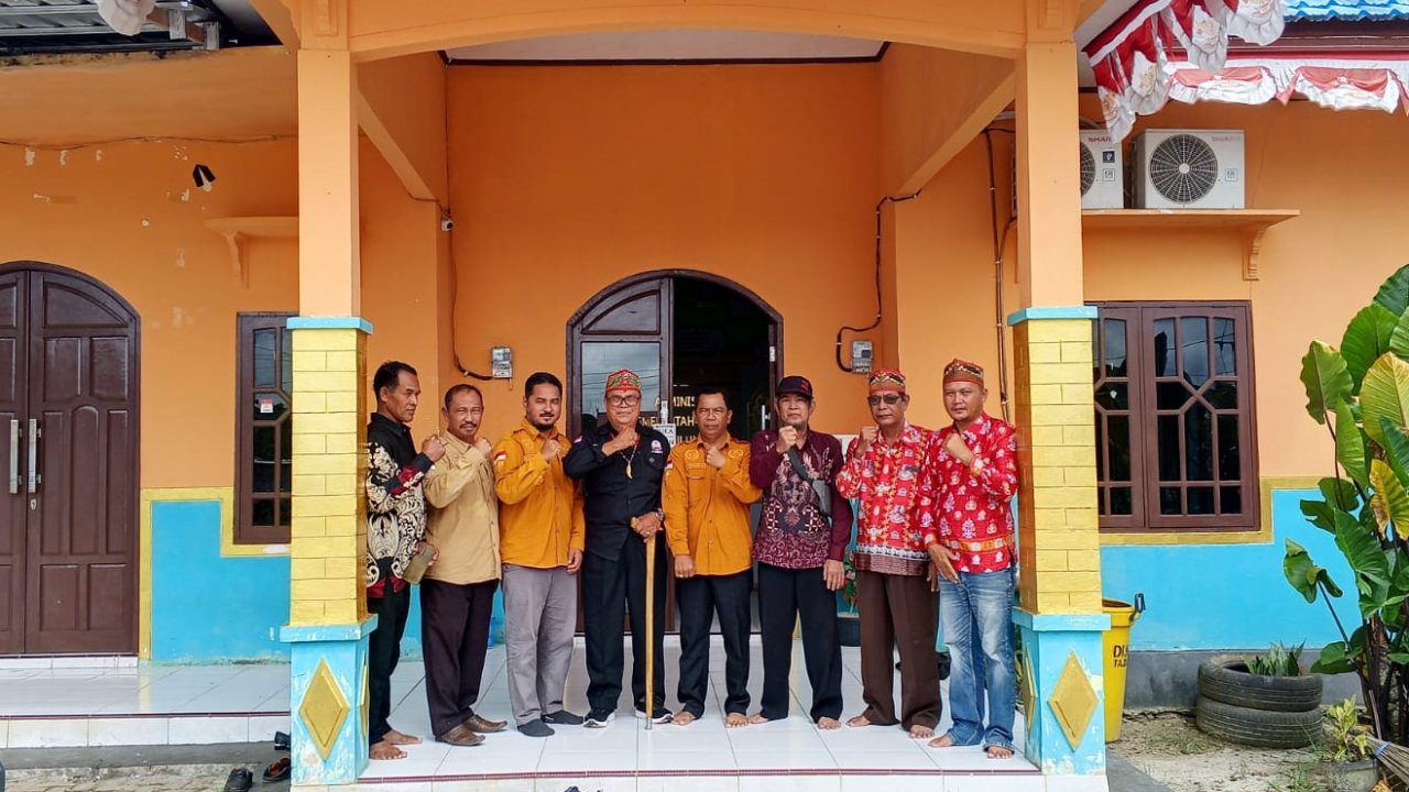 Silaturahmi Damang Kecamatan Danau Sembuluh ke Desa Sembuluh I Bersama Mantir Adat