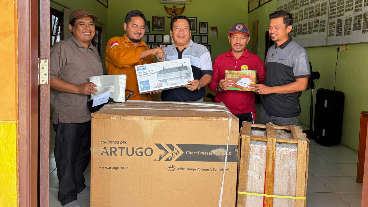 Peningkatan Produktivitas UMKM Desa Sembuluh Satu Didukung Bantuan Peralatan dari PT. KSI