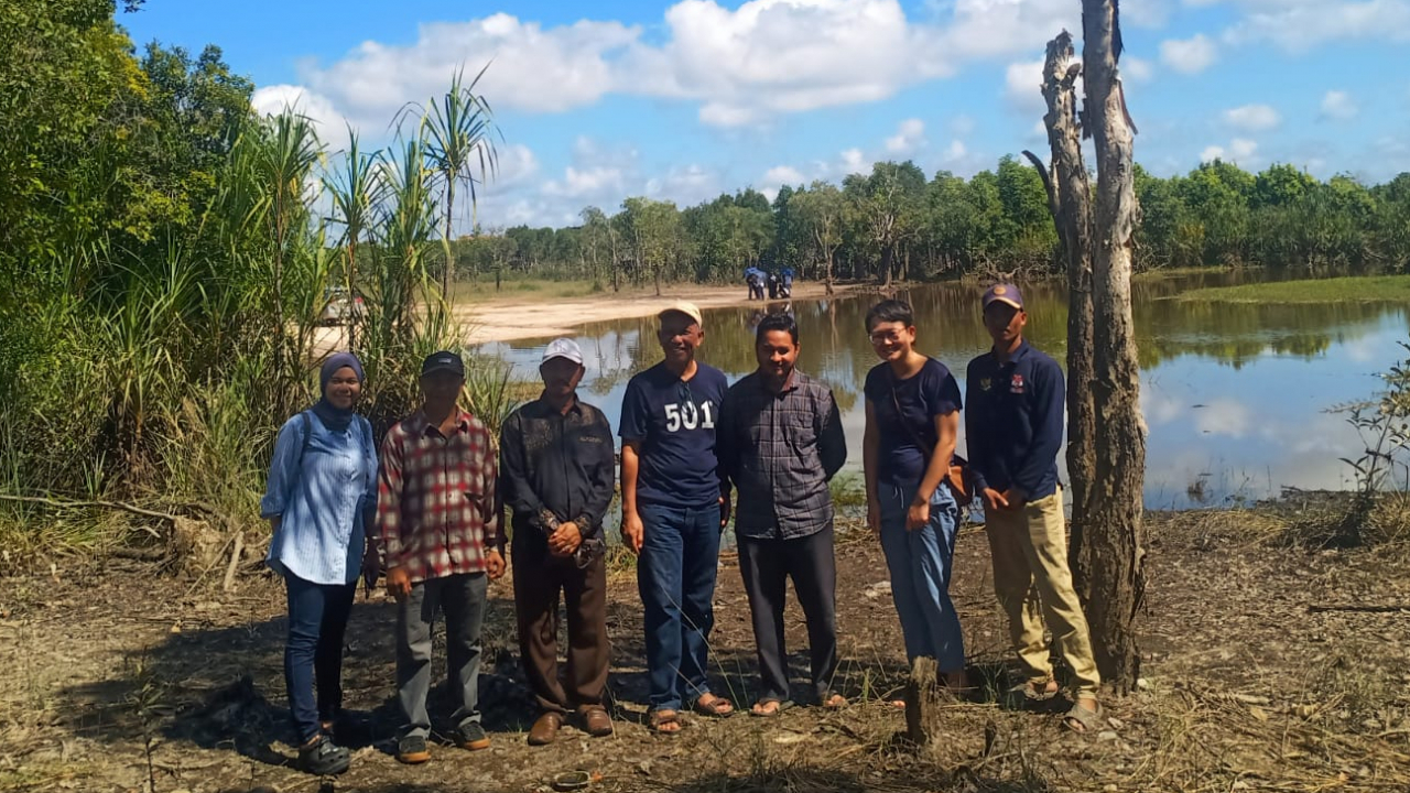 Kepala Desa Sembuluh I, didampingi oleh Ketua BPD Sembuluh I serta Perangkat Desa, menerima sekaligus menampingi Kunjungan dari TIM GAWI BAPAKAT dan KALEKA.