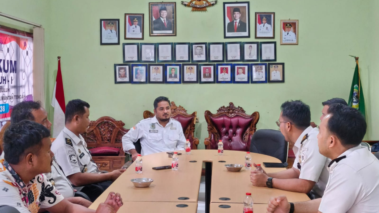 Pegawai Imigrasi dari Kotim Sosialisasi tentang Penduduk Asing di Desa