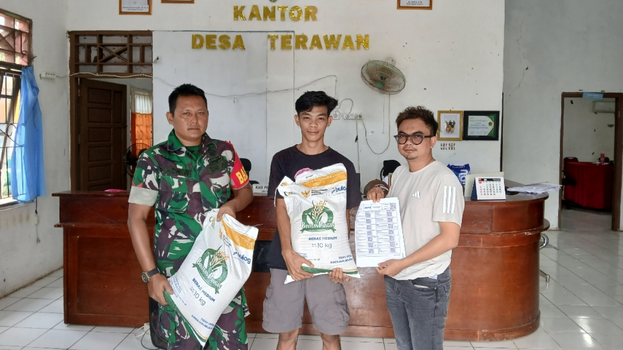 Kepala Desa Terawan Dampingi Pembagian Bantuan Beras Ketahanan Pangan dari Bulog Bersama Babinsa