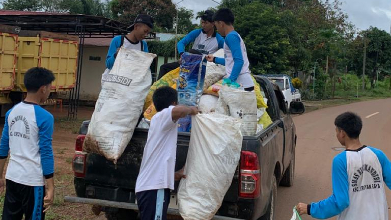 SMAS Bina Mandiri Gelar Kegiatan Jum’at Bersih Sambut Ramadhan
