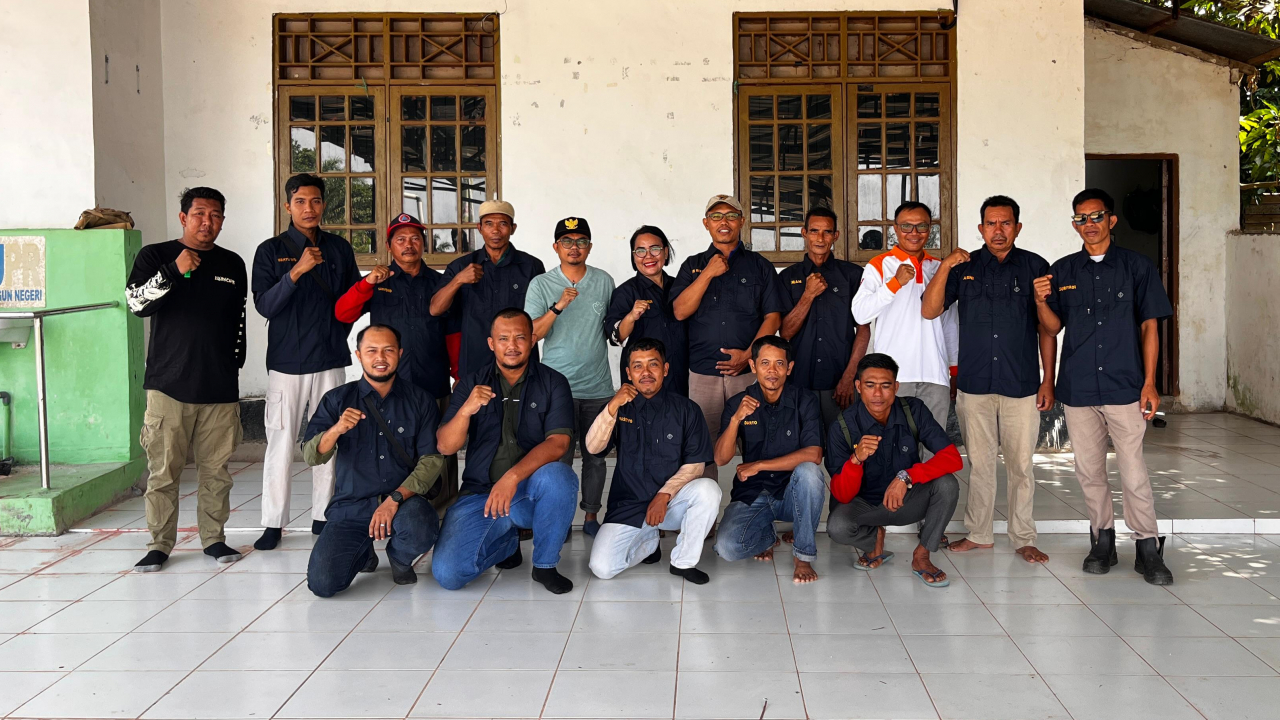 Penyerahan Baju Seragam Ketua RT Oleh Pemerintah Desa Terawan
