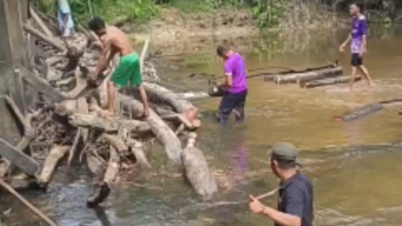 Kepala Desa Nibung Terjun Pimpin Langsung Gotong Royong Pembersihan Sungai di Jembatan Mapam