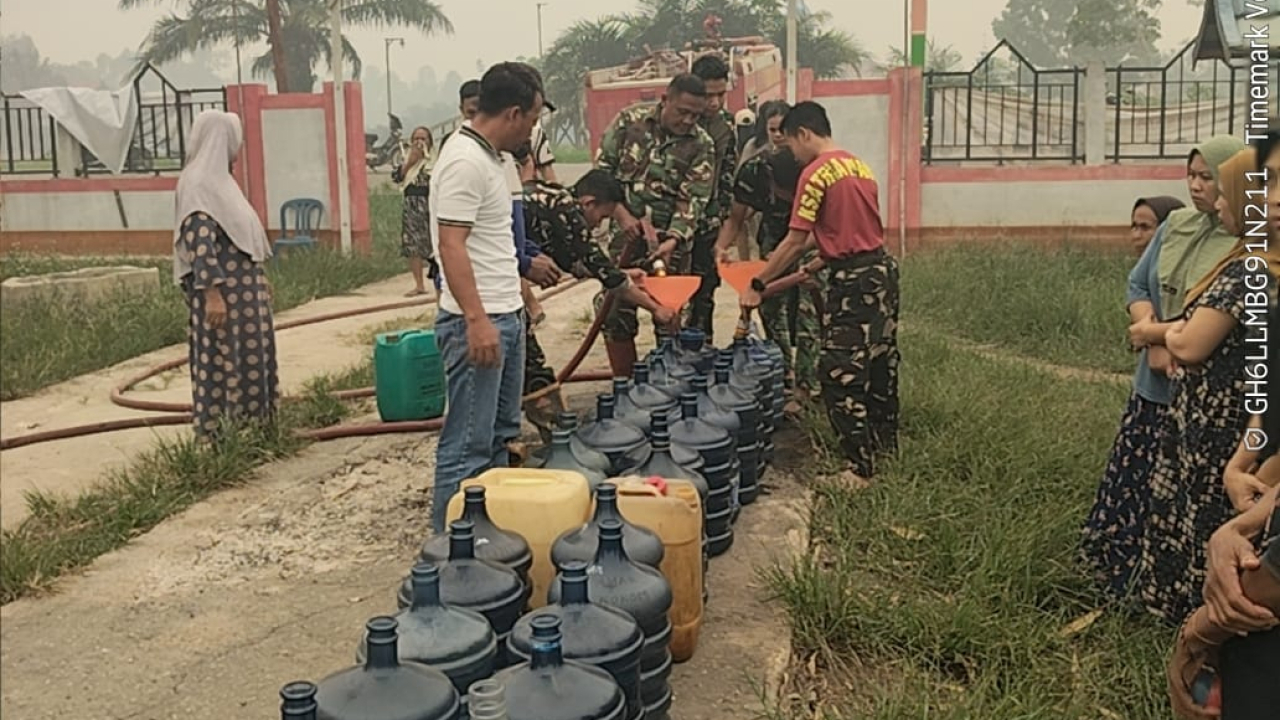 Danramil Salurkan Bantuan Air Bersih untuk Warga Terdampak Karhutla di Pulang Pisau