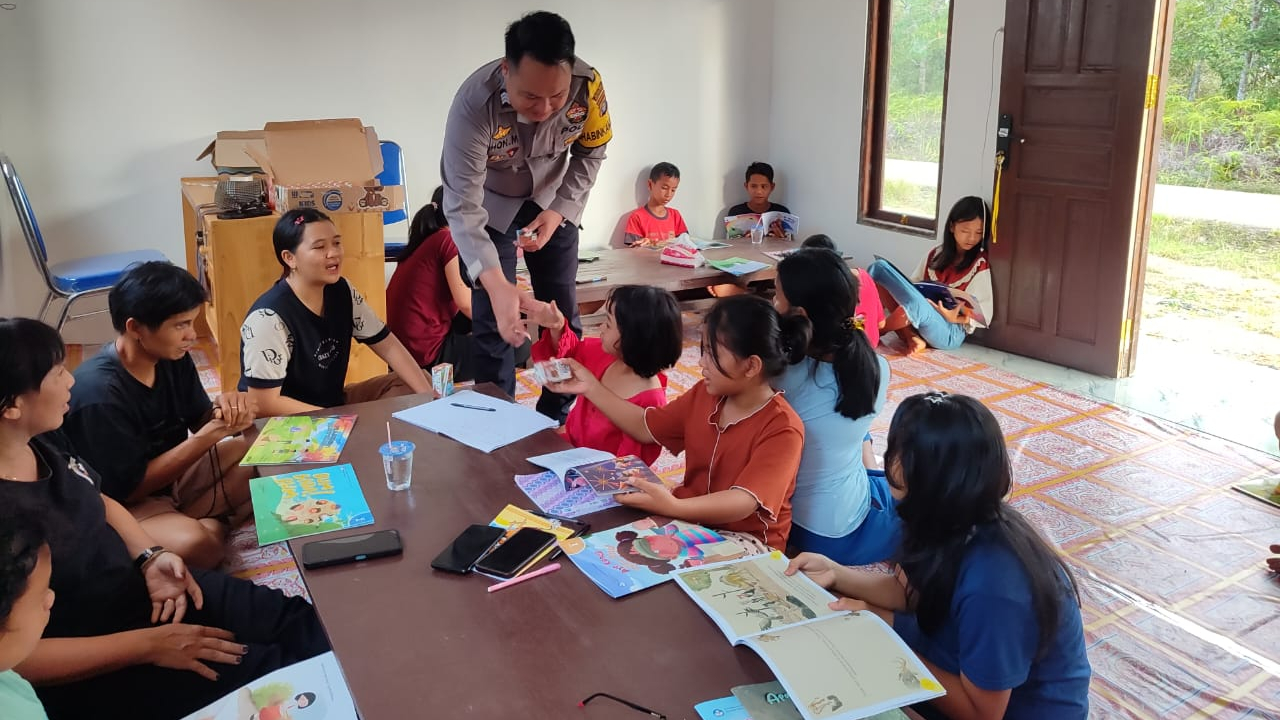Bhabinkamtibmas Ajak Generasi Muda Desa Matarah Lebih Mengenal Membaca