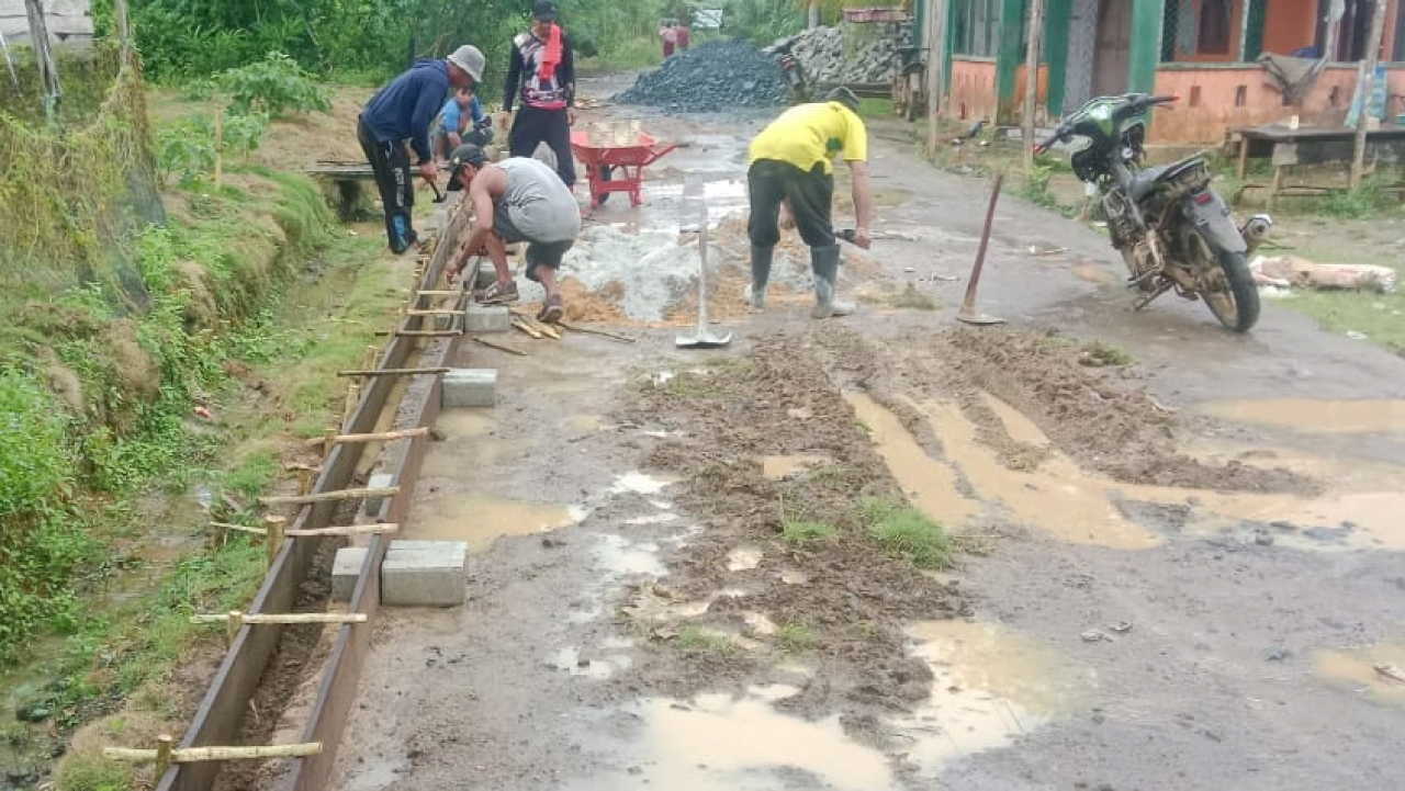 Pavingisasi Jalan Desa Batu Tunau 2025: Akses Lebih Baik