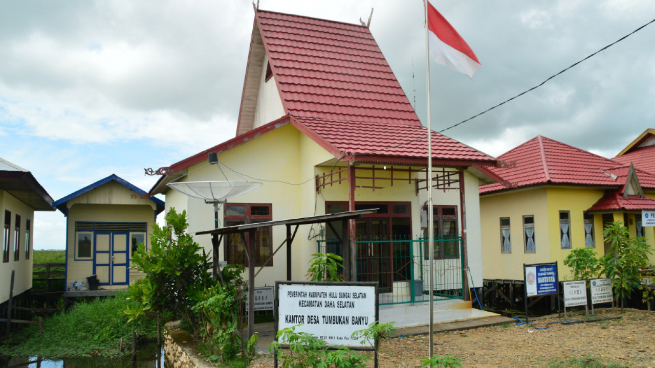 ( KERAJINAN PANDAI BESI DAN UKIR KAYU )