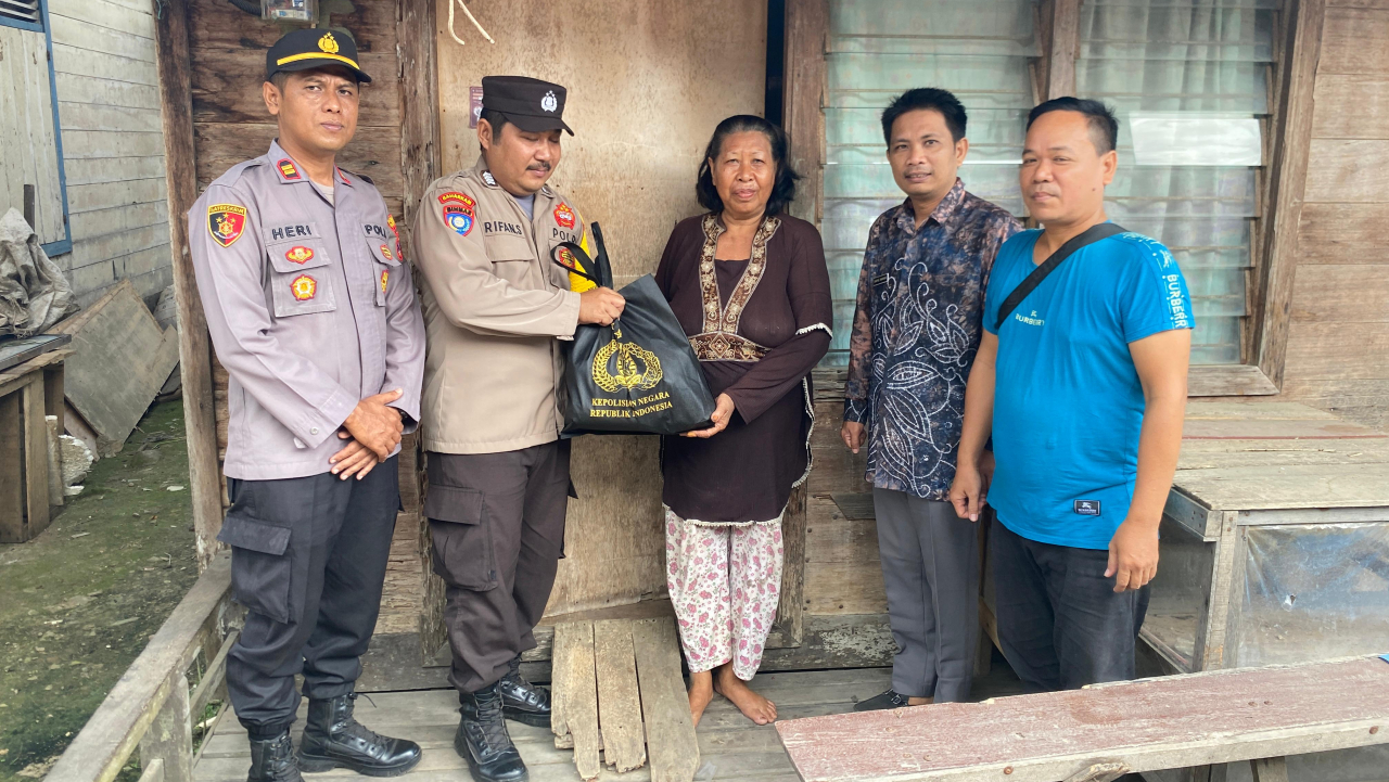 Pemberian Bantuan Kepada Warga Miskin Bersama Dengan Polsek Murung Pudak