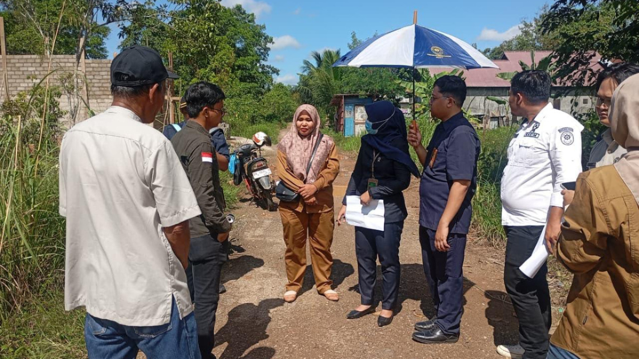 Pemerintah Desa Kapar Dampingi Tim BPN Laksanakan Pengukuran Tanah di Jalan Kadaman RT.010