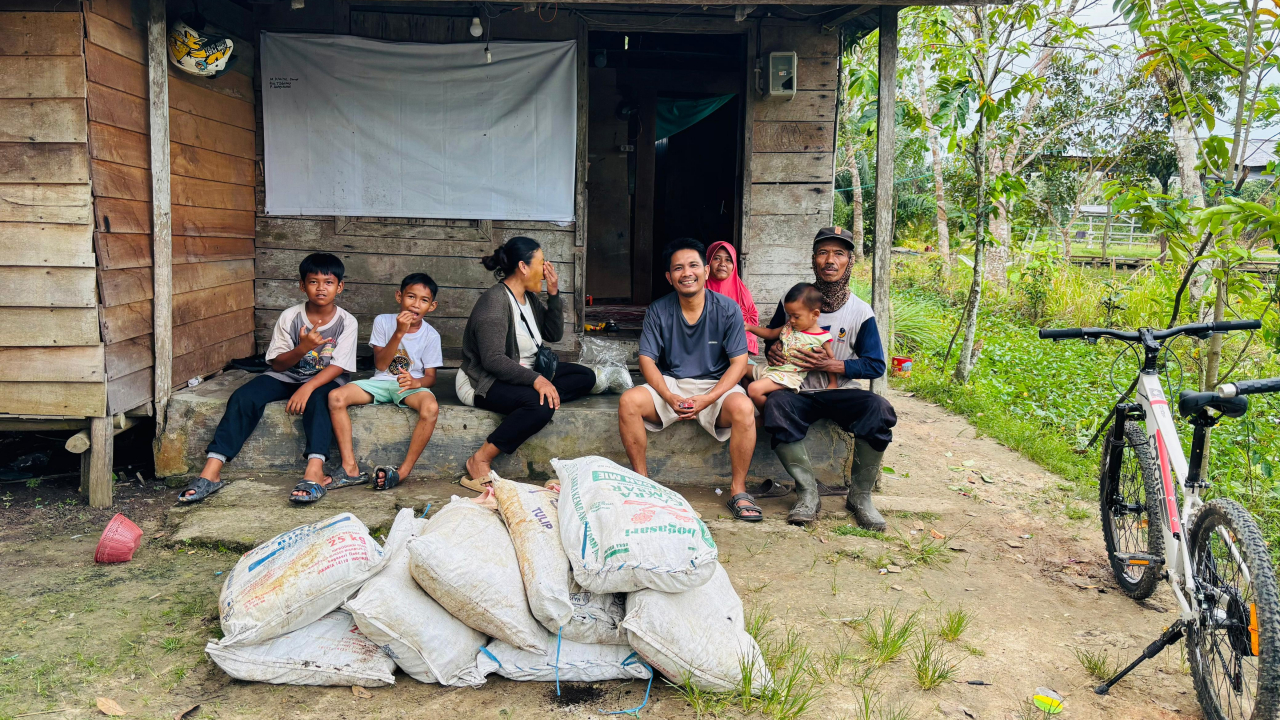 Distribusi Pupuk NPK untuk Petani Desa Kapar oleh Pemerintah Desa