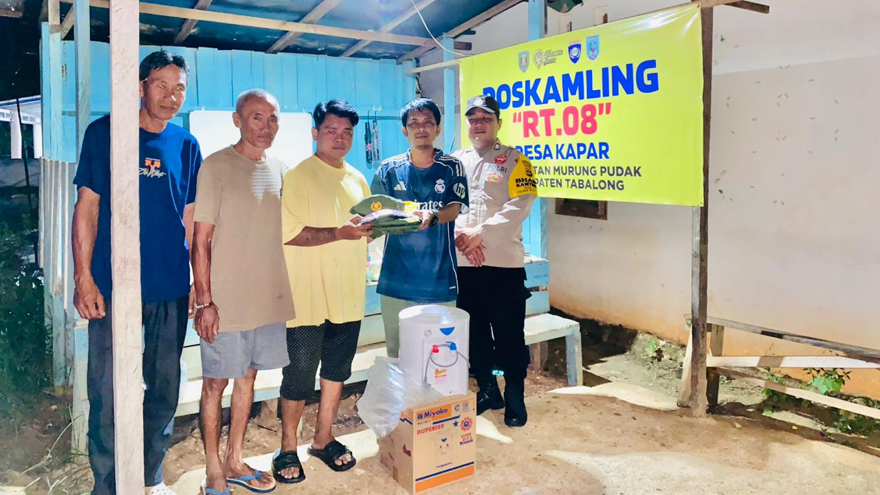Kepala Desa Kapar dan Bhabinkamtibmas Serahkan Operasional Poskamling RT 08 Mungkur Raya