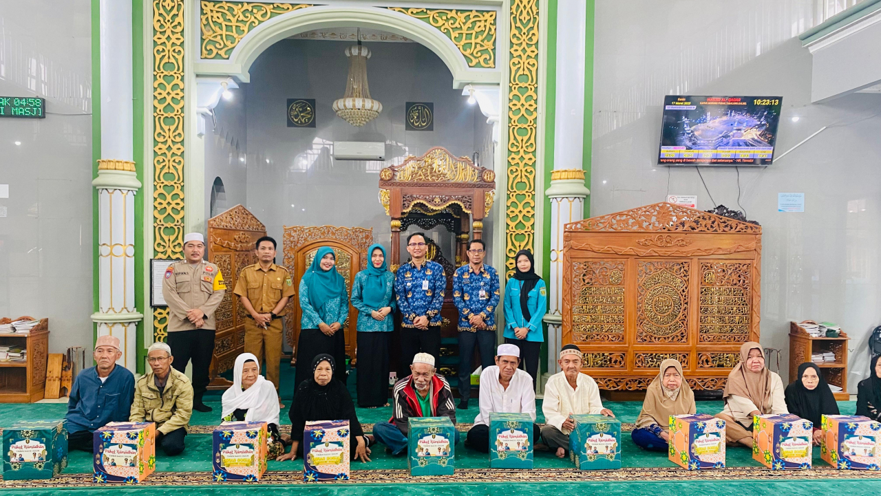 Penyaluran Paket Ramadhan untuk Lansia di Desa Kapar