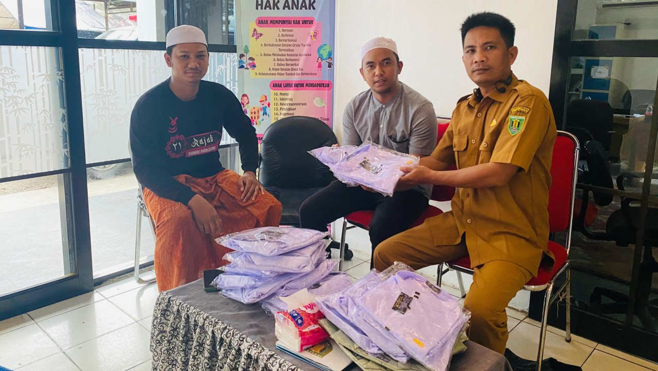 Pemerintah Desa Kapar Dukung Grup Maulid Habsyi Ramahkah dengan Bantuan Baju Muslim