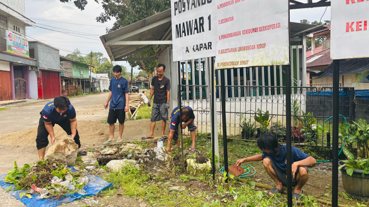 Kerja Bakti Karang Taruna dan Redkar Desa Kapar di Gedung PKK