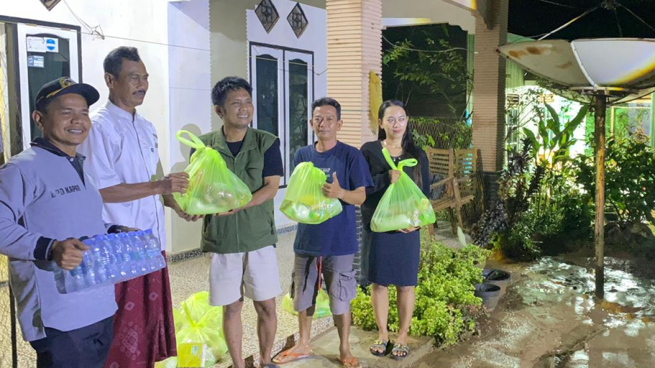 Bantuan sembako Korban Banjir Warga RT.08 Desa kapar