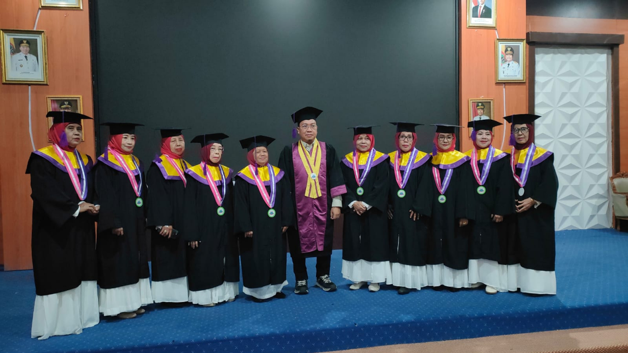 Lansia Karamunting Desa Kapar Diwisudakan Usai Selesaikan Program Sekolah Lansia