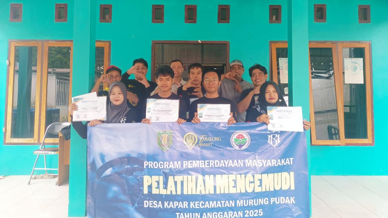 Bupati Tabalong Serahkan Beasiswa Siswa SD Berprestasi Se-Desa Kapar pada Peringatan HUT Kabupaten Tabalong