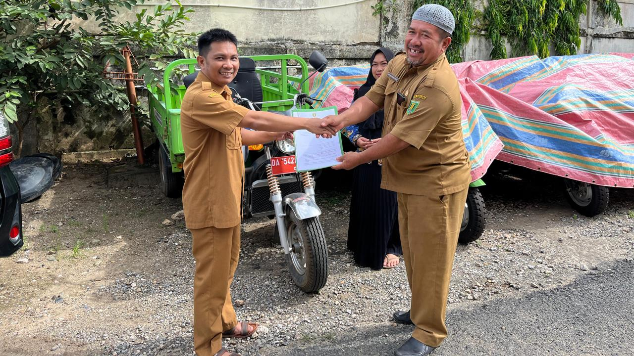 Pemdes Kapar Dibantu Operasional Roda Tiga Oleh Dinas Lingkungan Hidup Kabupaten Tabalong