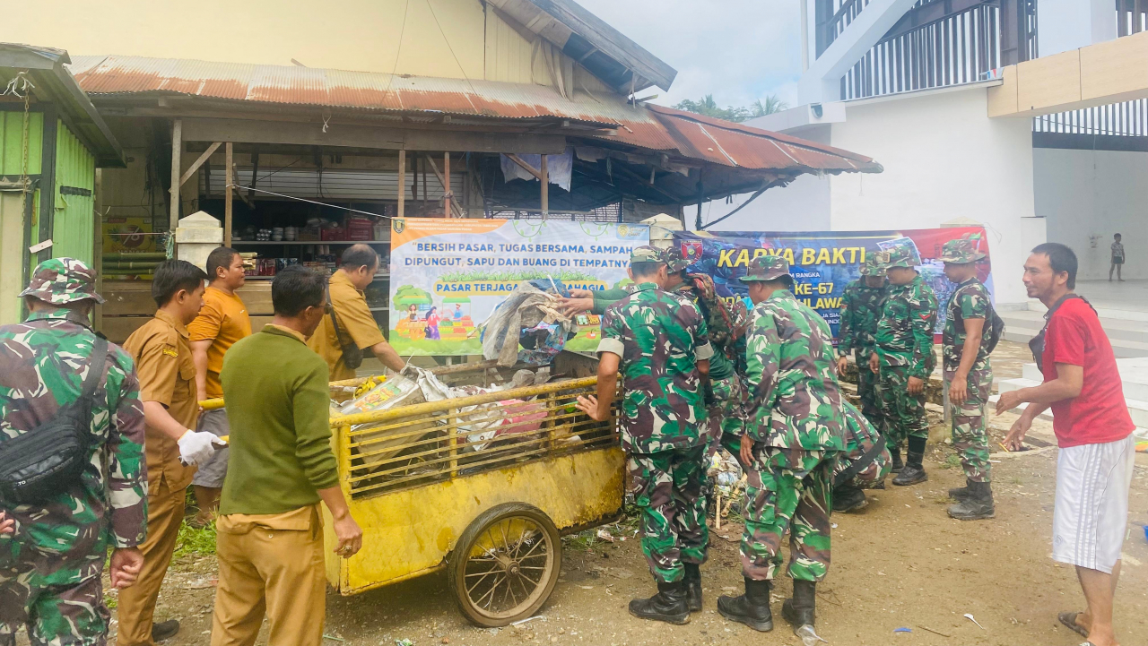 Gotong Royong di Pasar Desa Kapar: Peringatan HUT ke-67 Kodam Mulawarman