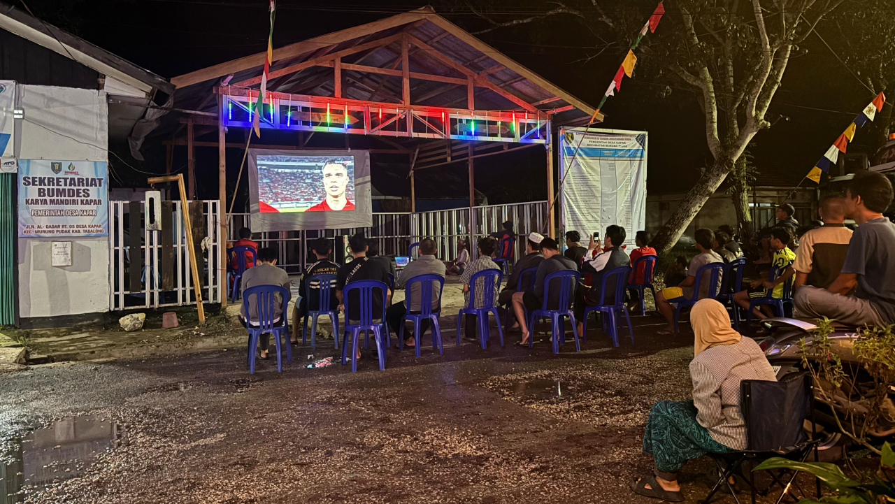 Meriahkan Nobar Indonesia vs Bahrain di Desa Kapar