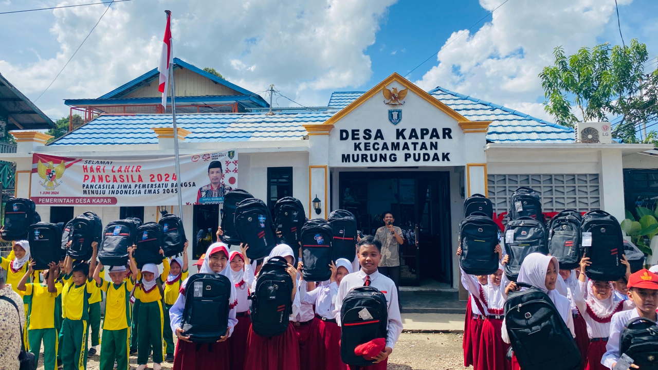 Penyerahan Bantuan Bagi Siswa Berprestasi Bagi Siswa SD Se-Desa Kapar
