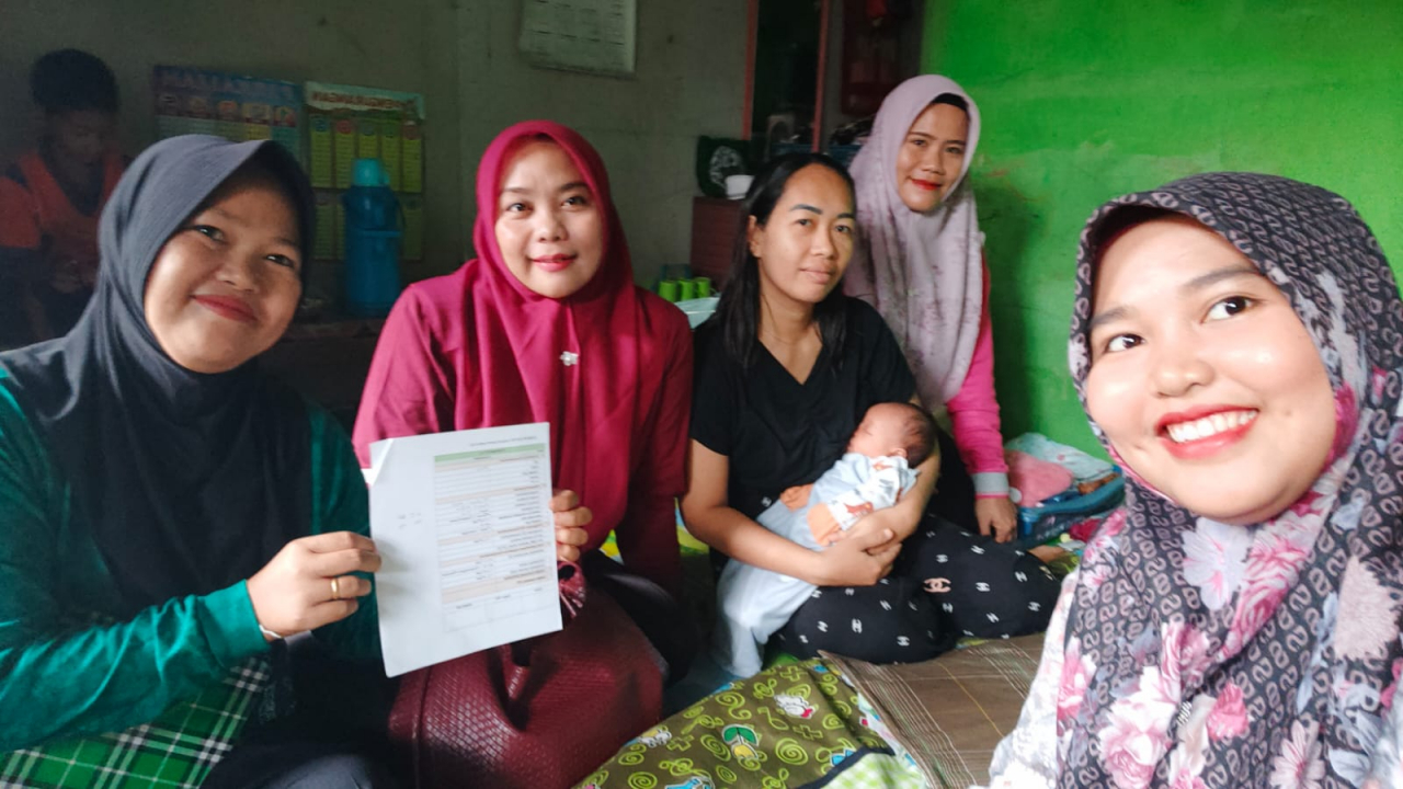 Bidan Desa Kapar dan Kader BKB Lakukan Kunjungan serta Pemeriksaan Kesehatan Ibu Melahirkan