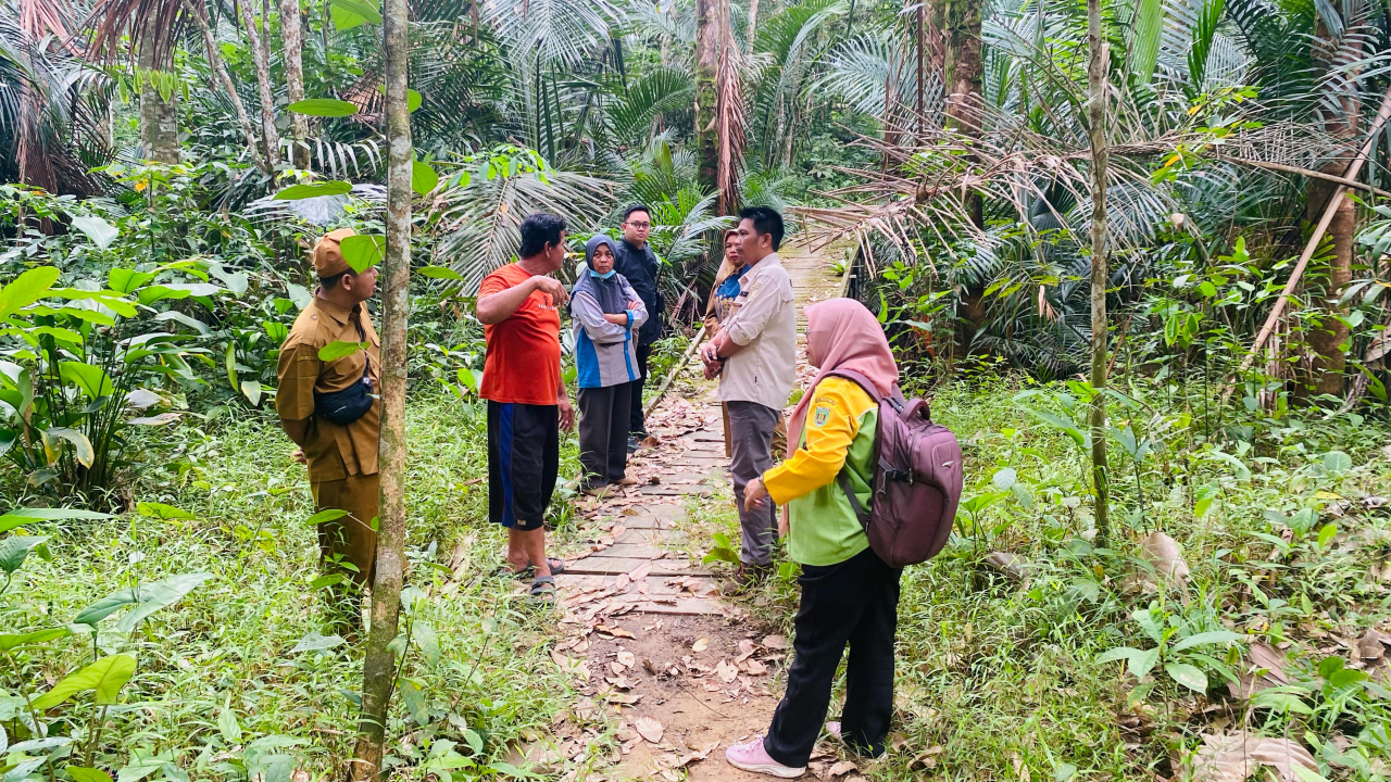 Monitoring Jembatan Arah Kebun Warga Desa Kapar