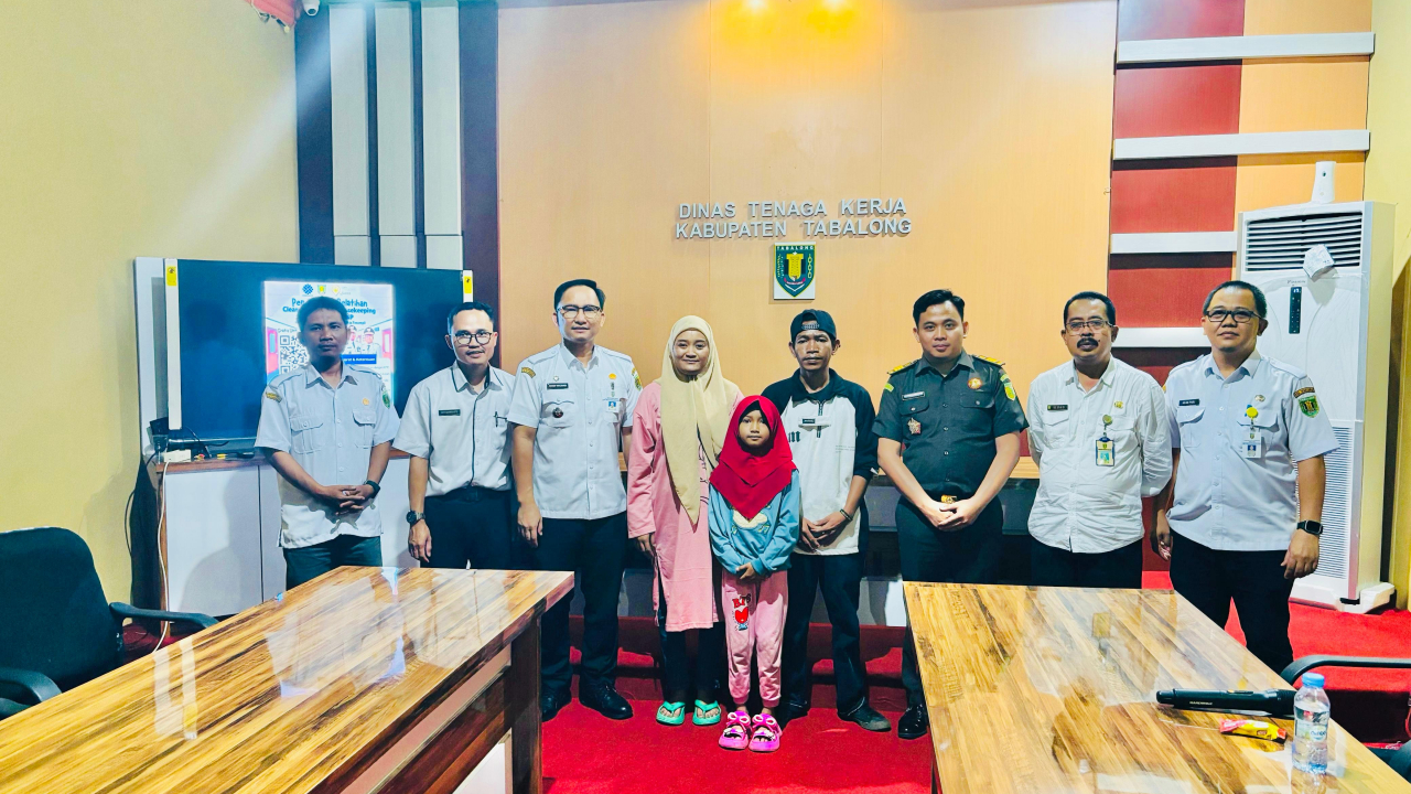 Kepala Desa Kapar Dampingi Warga ke Dinas Tenaga Kerja Kabupaten Tabalong