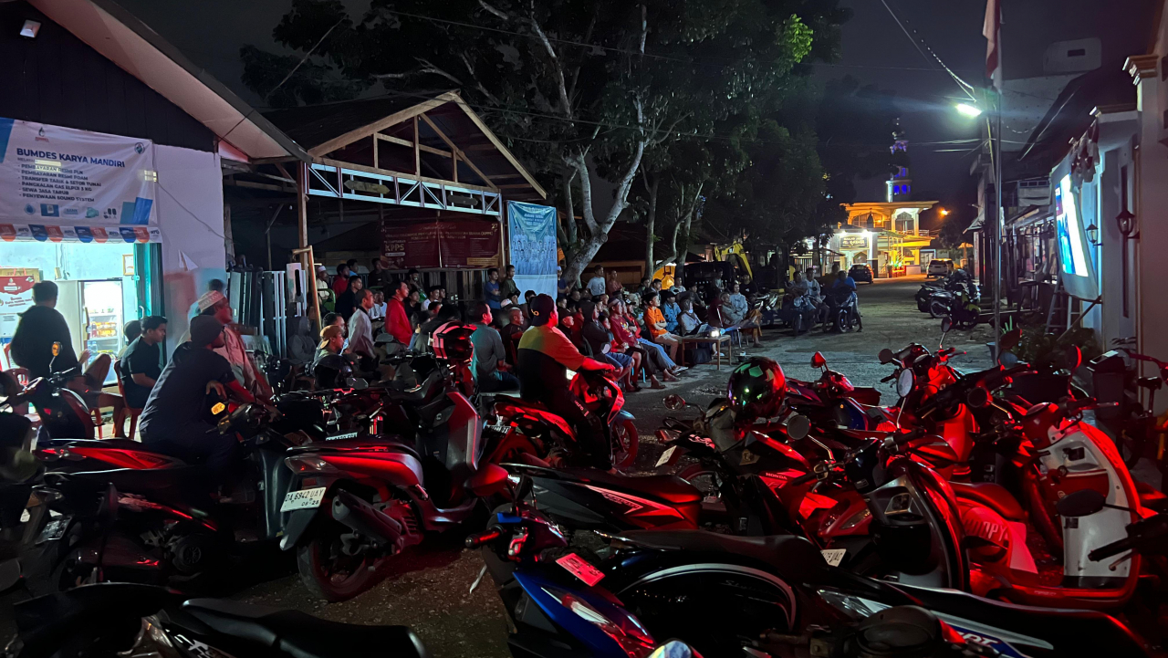 Nonton Bareng Sepakbola Indonesia Vs China Di Halaman Kantor Desa Kapar