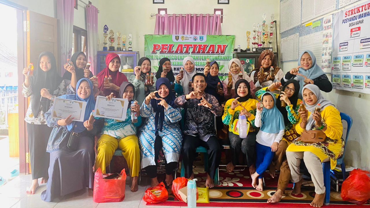 Pelatihan Pembuatan Eco Enzim di Desa Kapar