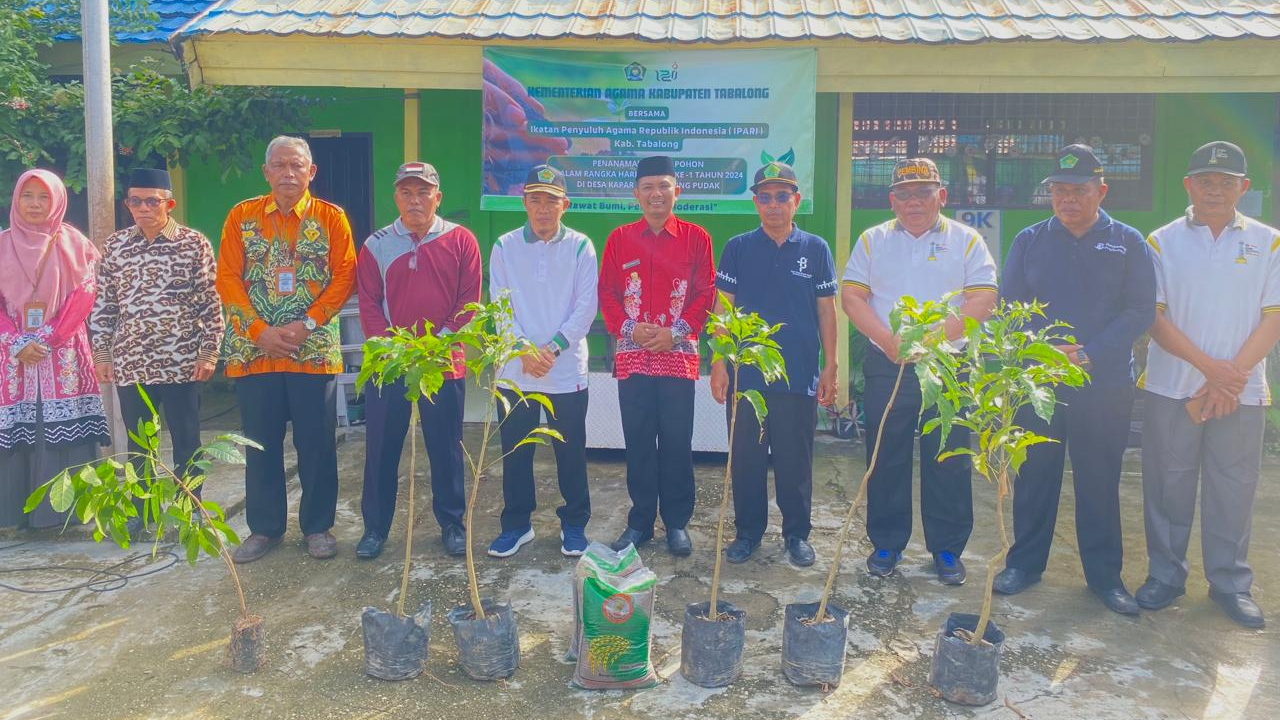 Penanaman Pohon Dalam Rangka Harlah IPARI Yang Dilaksanakan Di MTsN 9 Tabalong