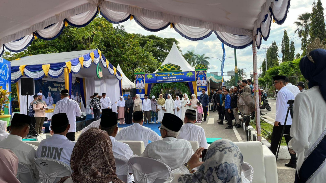 Warga Desa Kapar Terima Bantuan Simbolis Bank Kalsel pada Pembukaan Pasar Ramadan 2026 di Taman Tanjung