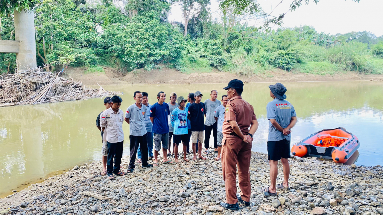 PEMERINTAH DESA KAPAR GELAR GIAT BERSIH-BERSIH SUNGAI JEMBATAN BELLY BERSAMA KARANG TARUNA DAN LINMAS