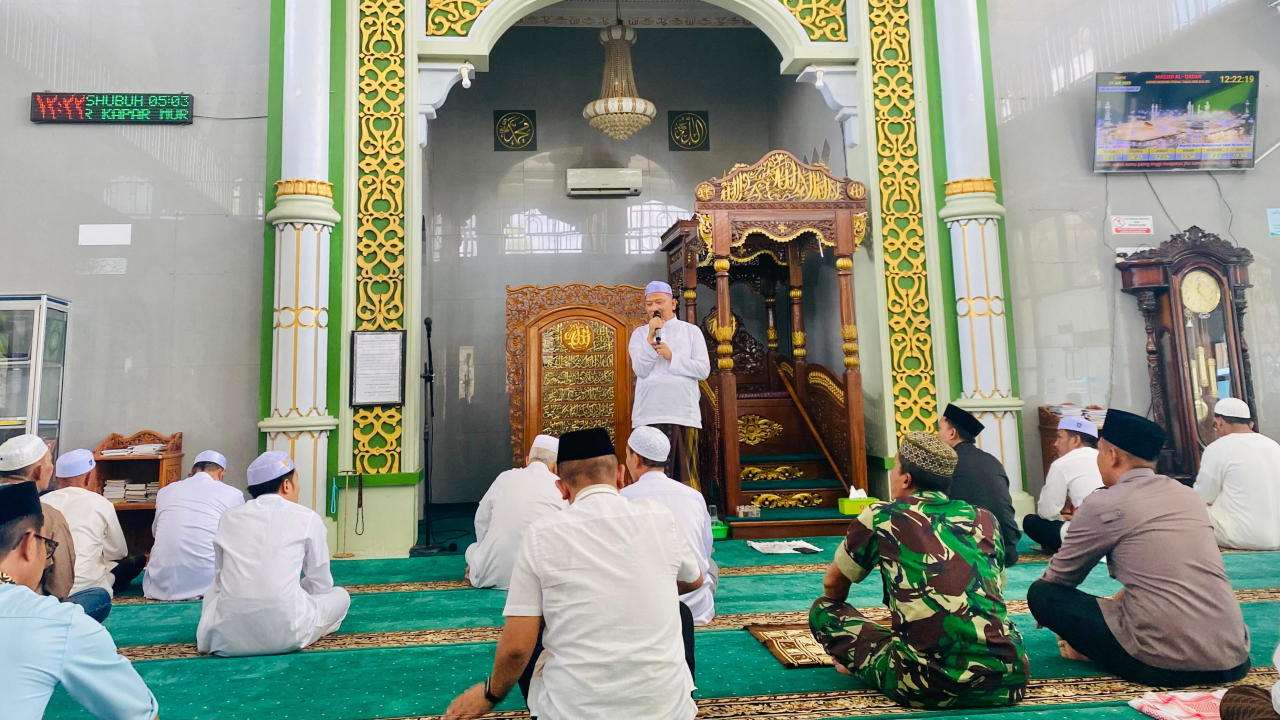 Bupati Tabalong Bersilaturrahmi dengan Warga Desa Kapar dalam Momen Sholat Jumat