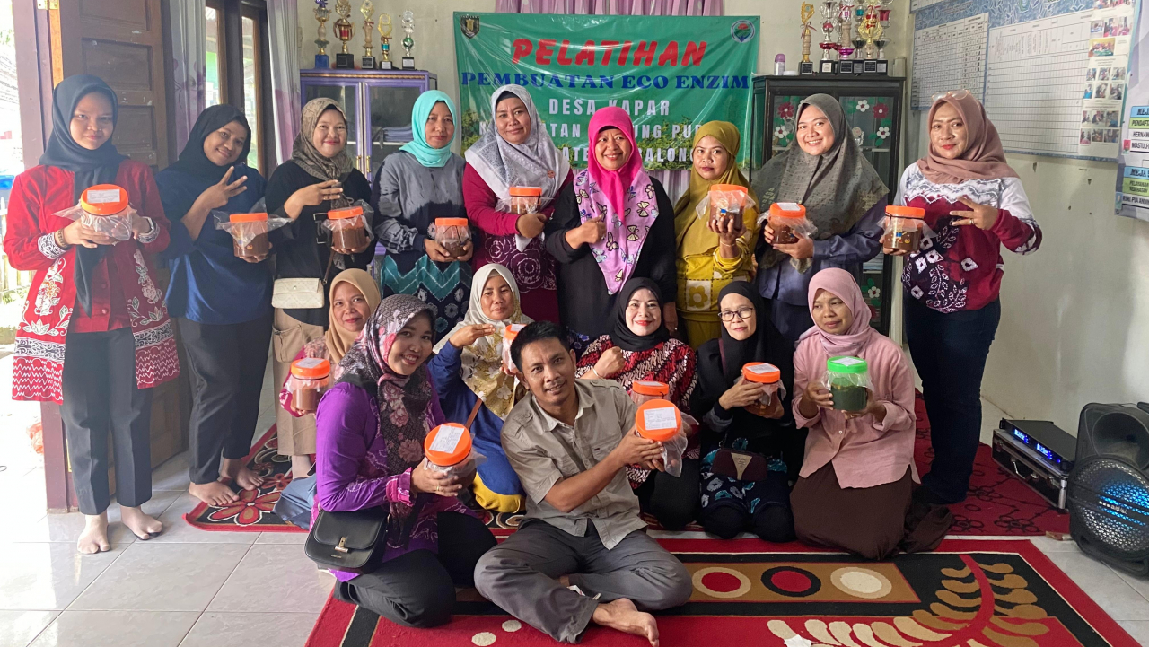 Pelatihan Eco Enzim di Desa Kapar: Upaya Pemberdayaan Masyarakat dan Pelestarian Lingkungan