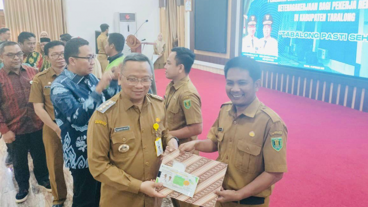 Kepala Desa Kapar Menerima Secara Simbolis Program Jaminan Sosial dalam Sosialisasi Jaminan Sosial Ketenagakerjaan