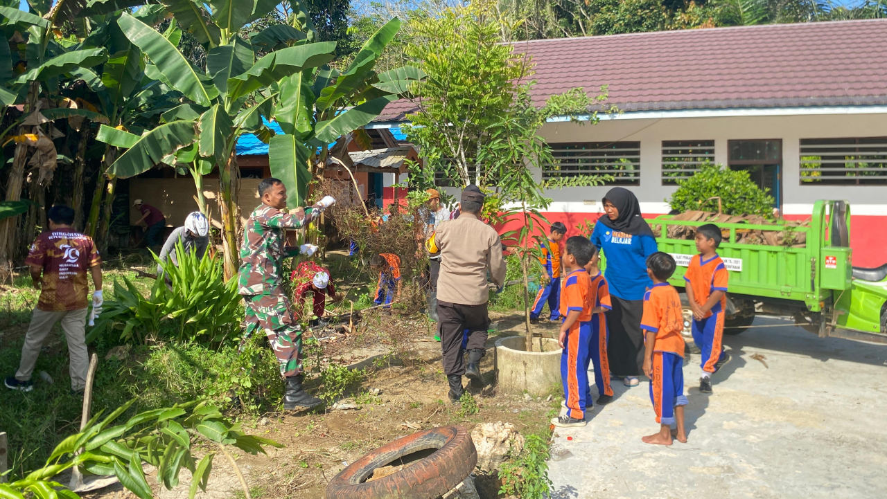 Pemdes Kapar Melakukan Gotong Royong Pembersihan Sekolah SDN 2 Kapar