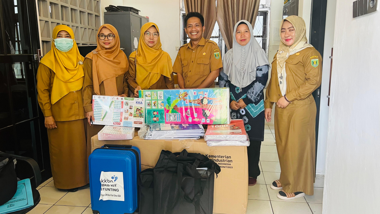 BANTUAN ALAT DARI BKKBN UNTUK PEMDES DESA KAPAR