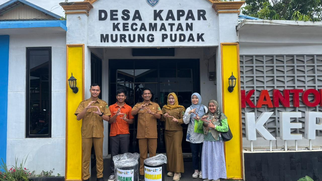 DLH Laksanakan Pembinaan ProKlim dan Serahkan Tempat Sampah di Desa Kapar