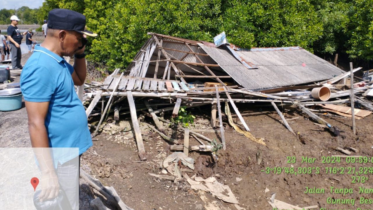 Akibat gempa 1 buah rumah di RT 08 desa gunung besar ambruk