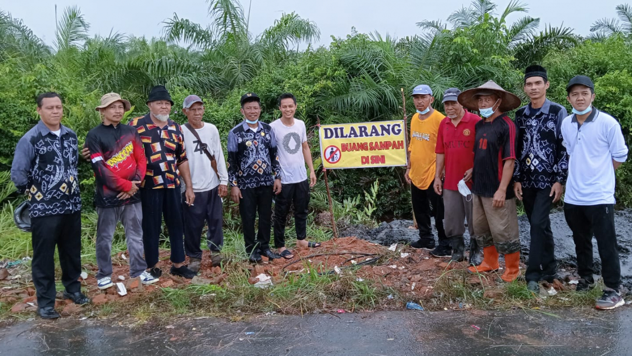 GOTONG ROYONG PEMBERSIIHAN TPS SAMPAH DI LINGKUNGAN RT 01 DESA GUNUNG BESAR
