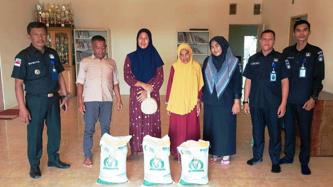 PENYERAHAN BANTUAN BERAS DARI BULOG KEPADA MASYARAKAT DESA GUNUNG BESAR
