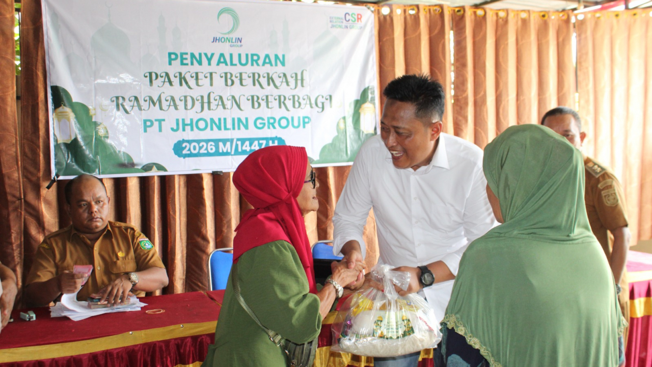 CSR PT JHONLIN BARATAMA SALURKAN PAKET SEMBAKO UNTUK WARGA TIDAK MAMPU DI DESA BAROQAH