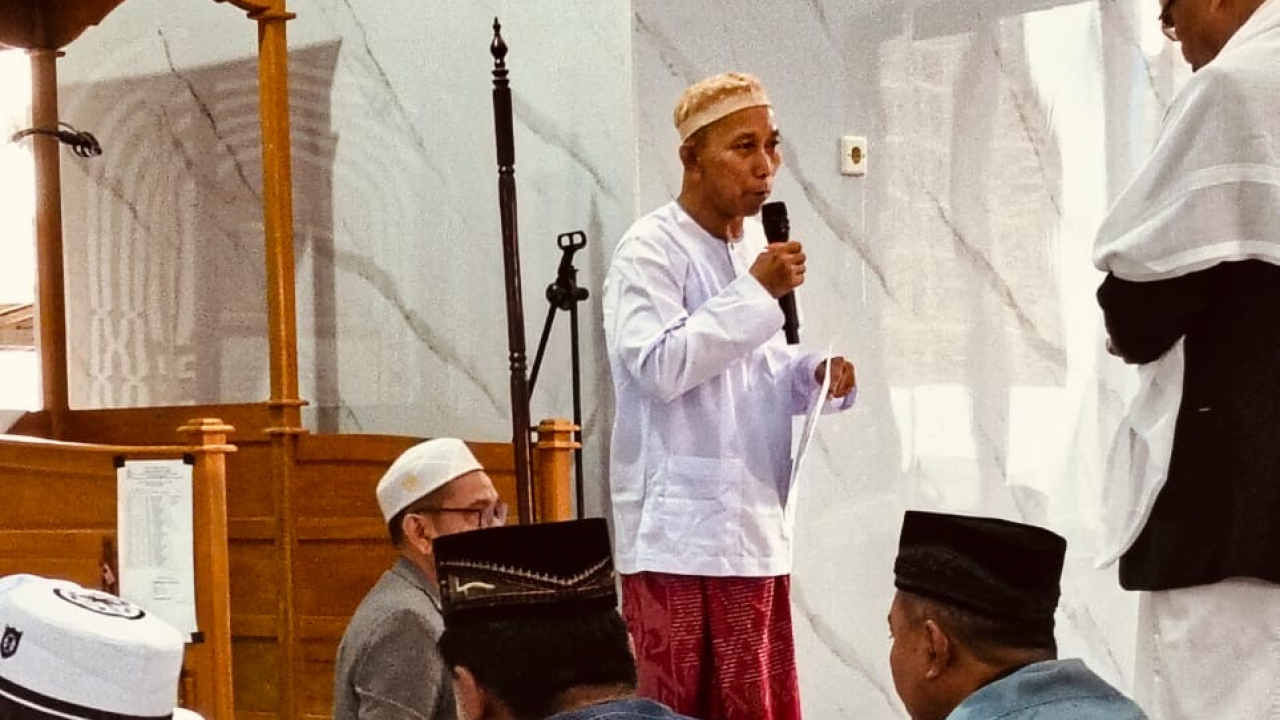 Kepala Desa Baroqah bacakan Sambutan Gubernur Kalimantan Selatan di Mesjid Fastabiqul Khoirot
