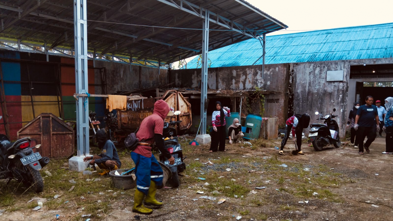 Pemerintah Desa Baroqah Dukung Program Bupati Tanah Bumbu Melalui Kegiatan Jumat Bersih