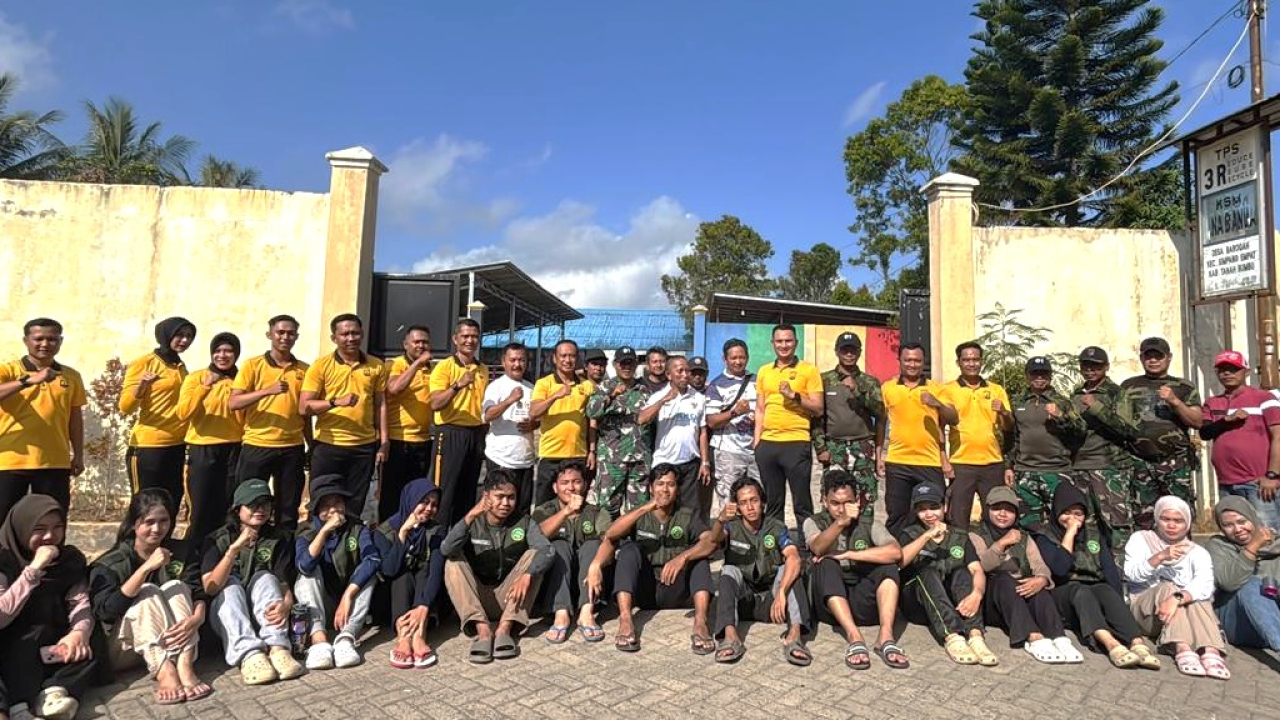 Kolaborasi Jumat Bersih di TPS 3R Desa Baroqah dalam Rangka Gotong Royong Bersama Polsek Simpang Empat, Perangkat Desa Baroqah, KSM Bina Bersama, Kecamatan Simpang Empat, dan KKN Tematik Lingkungan Hidup ULM