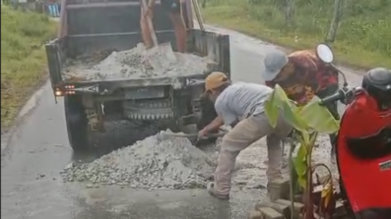 Gerak Cepat, Ketua RT 10 Desa Baroqah Tambal Jalan Berlubang di Kuranji Secara Swadaya